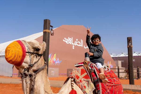 ' القنازع ' تخطف سيف الملك للون المجاهيم