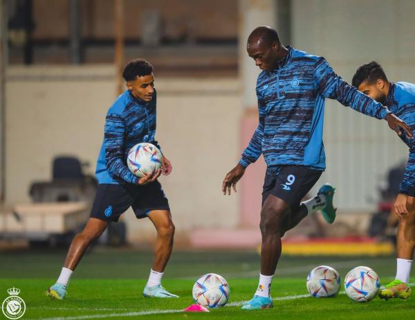 أبو بكر يقود تدريبات النصر