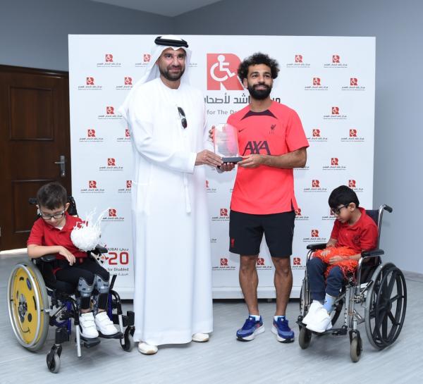 محمد صلاح يزور مركز راشد لأصحاب الهمم بالإمارات