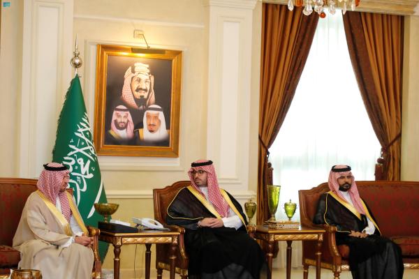 أثناء لقاء محافظ جدة مع مدير عام تعليم جدة- واس 