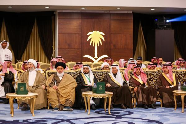 جمع من المواطنين والمسؤولين حضروا الإثنينية أمس - حساب الإمارة على تويتر