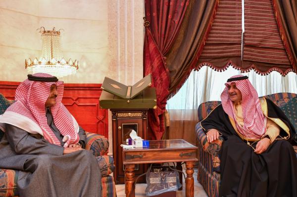 أمير 'تبوك' يطمئن على صحة الشيخ الخريصي