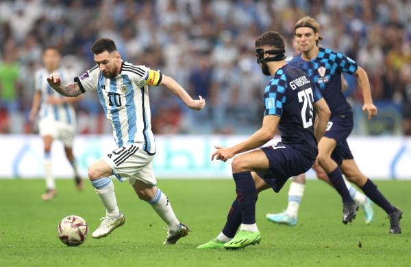 الأرجنتين تعادل إنجاز إيطاليا والبرازيل في نهائيات كأس العالم