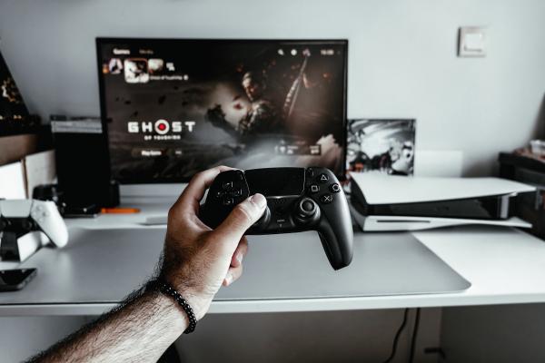 النقص في أجهزة PS5 سيتراجع مع انتهاء أزمة الرقائق والخدمات اللوجستية- مشاع إبداعي