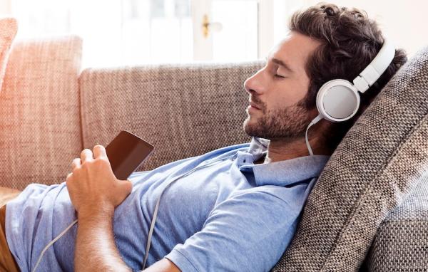 ممارسة التنفس العميق والتأمل تساعد على تخفيف التوتر استعدادًا للنوم