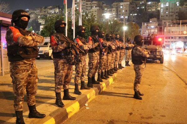 قوات الأمن تفرض سيطرتها على الشارع الأردني- حساب الأمن العام الأردني 