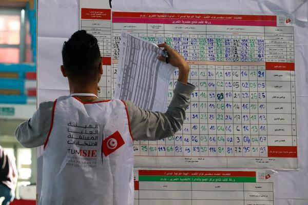 موظف بهيئة الانتخابات التونسية يفرز الأصوات بمركز اقتراع - د ب أ