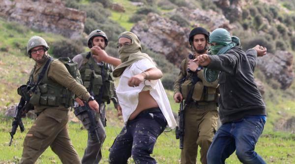 مستوطنون يعتدون على الفلسطينين قبل يومين - حساب المركز الأوروبي الفلسطيني للإعلام تويتر