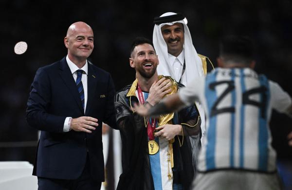 فيديو.. مراسم تتويج ميسي والأرجنتين بلقب كأس العالم 2022