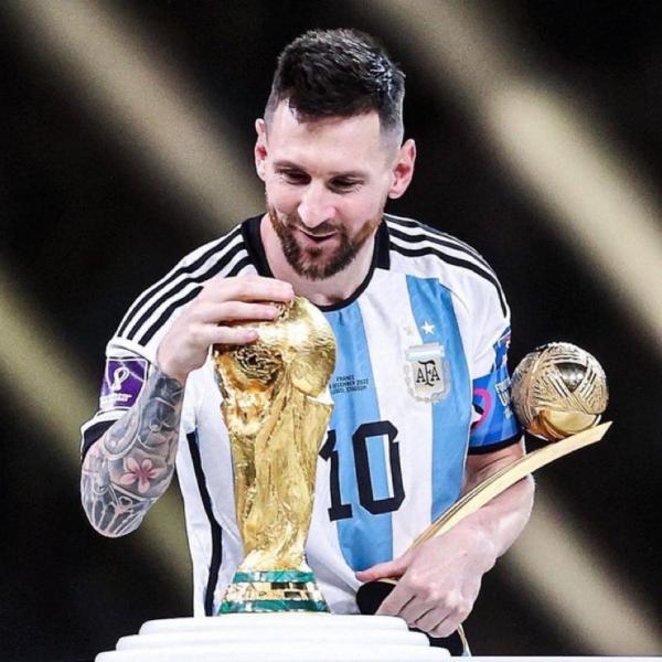 طفل أرجنتيني يعبر عن فرحته الكبيرة بتتويج ميسي والأرجنتين بكأس العالم
