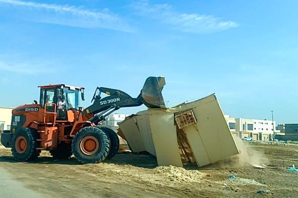 بعد انتهاء مهلة الإنذار.. بلدية الخبر تزيل 8 برتبلات وغرف عشوائية مخالفة