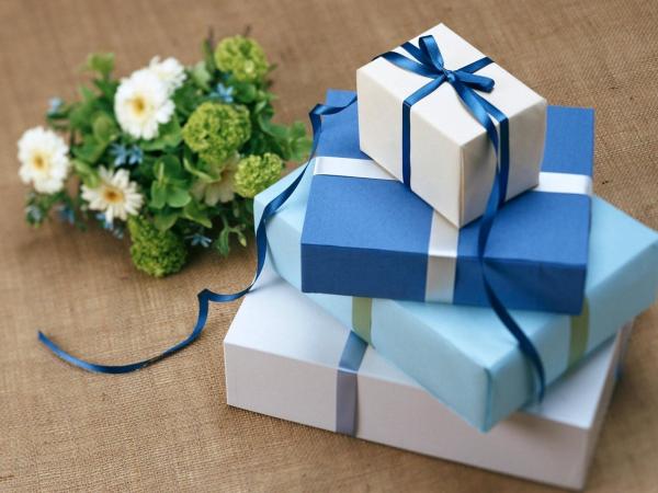 حاول عند شراء هدية معرفة ما يفضله المرسلة له - مشاع إبداعي