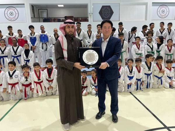 الشباب يستقبل رئيس منظمة 'الكوكي وون' للتايكوندو