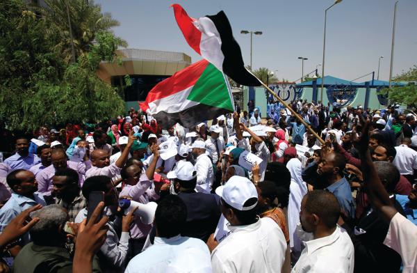 احتجاجات جديدة في الخرطوم والأمن يعزل مدن العاصمة