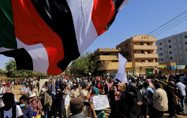 متظاهرون خلال مسيرة لإحياء الذكرى الرابعة للانتفاضة التي أطاحت بالرئيس السابق عمر البشير - رويترز 