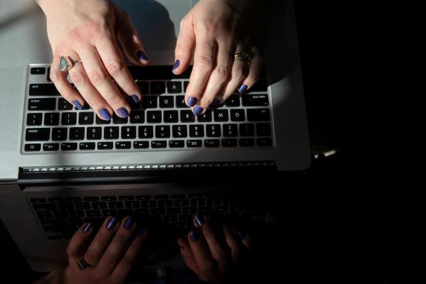 يحاول كثيرون خلق مساحات عمل آمنة ومستقرة، من أجل التقدم الوظيفي والاجتماعي - رويترز