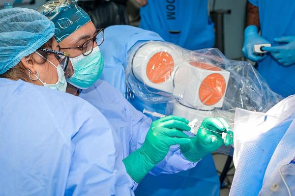 'تخصصي جدة' يجري أول جراحة مخ باستخدام الروبوت