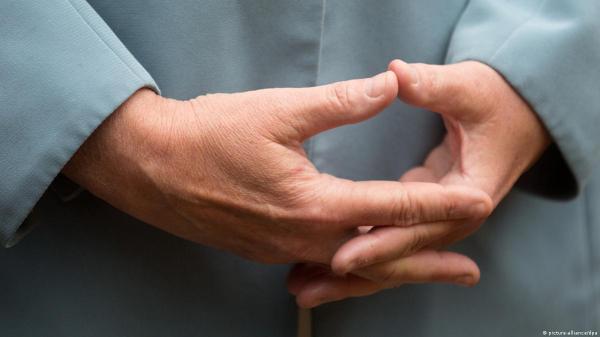 تشبيك الأصابع قد يجعلك تبدو دفاعيًا وأنت تتحدث - مشاع إبداعي