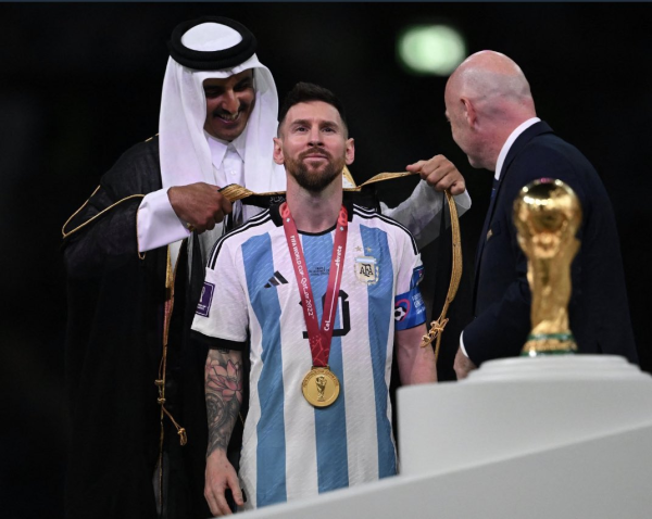 عضو مجلس الشورى العماني يعرض على ميسي شراء بشت النهائي