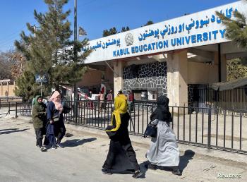 طالبات أمام إحدى جامعات أفغانستان فبراير الماضي - رويترز