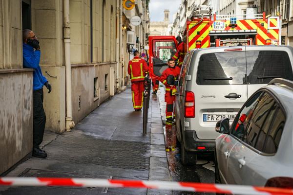 الشرطة الفرنسية تؤمن الشارع بعد إطلاق عدة طلقات على شارع إنجين في الدائرة العاشرة في باريس - د ب أ