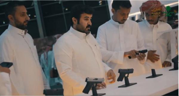 المتحف يُعرف الزوار بأبرز السيوف والبنادق التي اُستُخدمت في معركة استرداد الرياض - تويتر نادي الإبل