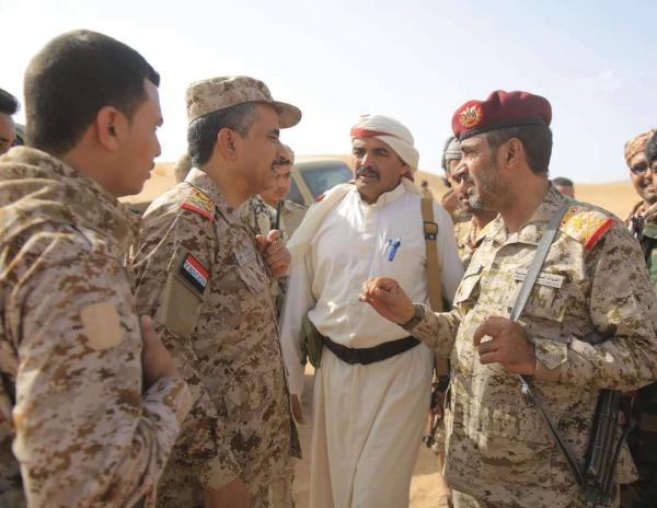 الجيش اليمني يطمئن على الجاهزية القتالية في مأرب
