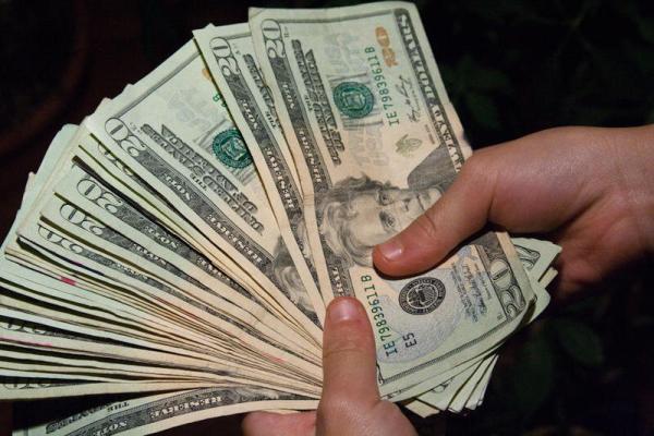مع تخفيف القيود في الصين.. الدولار يتراجع مع تحسن شهية المخاطرة