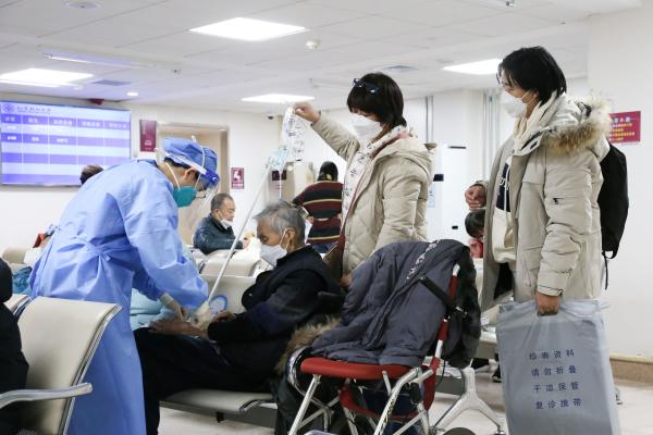 عامل طبي يدير علاجًا بالتنقيط الوريدي لمريض وسط تفشي مرض فيروس كورونا في بكين - رويترز
