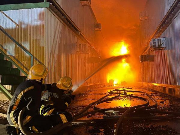 فرق الدفاع المدني بالعاصمة الرياض باشرت إطفاء الحريق 