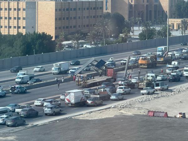 سقوط لوحة إرشادية،على طريق الدمام-الخبر السريع - اليوم