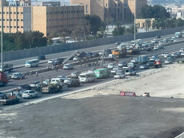 سقوط لوحة إرشادية بطريق 