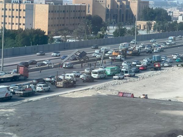 سقوط لوحة إرشادية،على طريق الدمام-الخبر السريع - اليوم