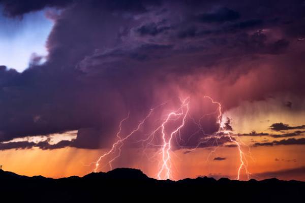 نصح الدفاع المدني بضرورة تجنب أماكن تجمُّع السيول والمستنقعات المائية والأودية والسدود والسباحة فيها - مشاع إبداعي
