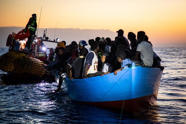 اسفن الخيرية تنفذ آلاف المهاجرين قبل الغرق - حساب منظمة إس أو إس للإغاثة 