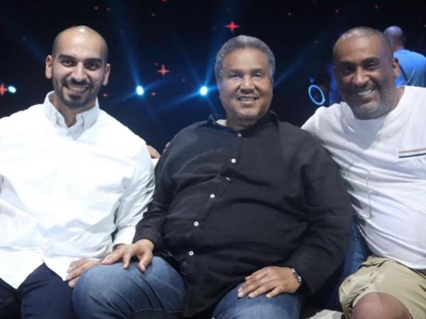 فنان العرب يتوسط محمد الهاجري ومحمد الأنصاري مدير مسرح الدانة - اليوم