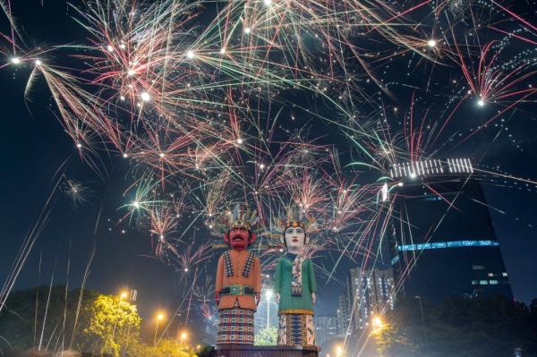 العالم يستقبل 2023 بإطلاق الألعاب النارية