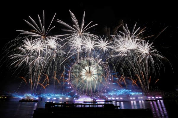 العالم يستقبل 2023 بإطلاق الألعاب النارية
