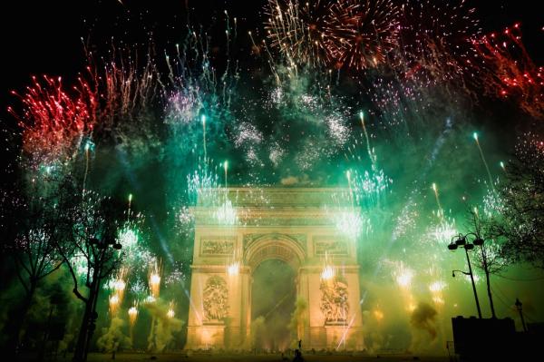 العالم يستقبل 2023 بإطلاق الألعاب النارية
