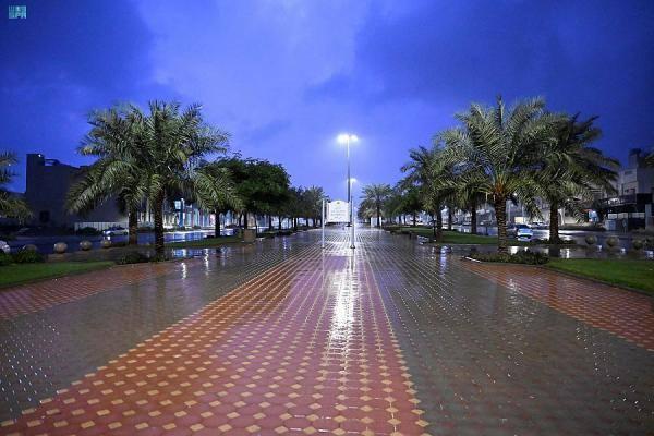 هطول أمطار غزيرة على المدينة المنورة.. والسماء 