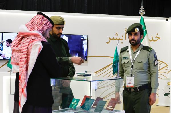 الجوازات تستعرض خدماتها ووثائقها التاريخية