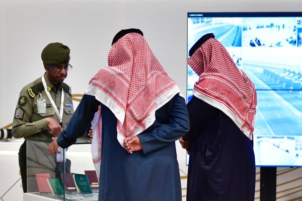 الجوازات تستعرض خدماتها ووثائقها التاريخية