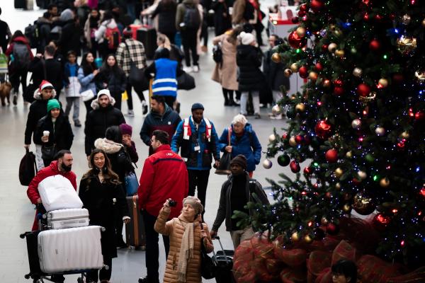 محطة كينجز كروس في لندن خلال إضراب أعضاء اتحاد السكك الحديدية والبحرية والنقل - د ب أ