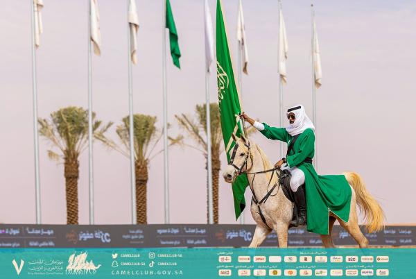 صفقات الإبل المليونية تجذب عائلتين روسيتين لزيارة المهرجان