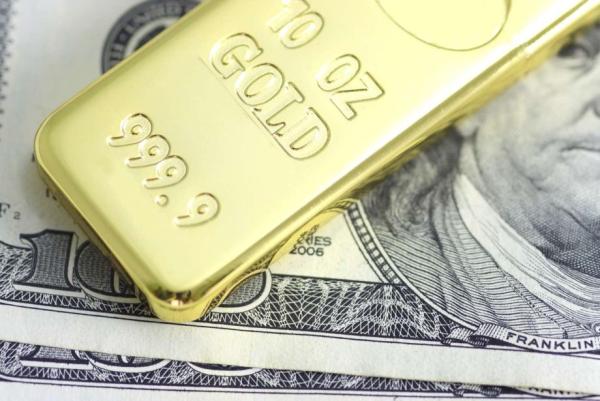 بريق الذهب يواجه صعود الدولار في 2023