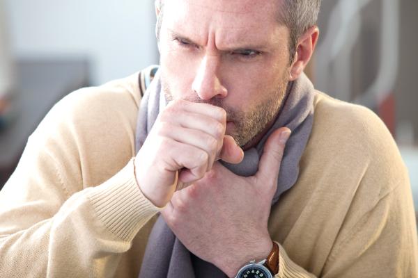 الجيوب الأنفية أبرزهم.. 7 أسباب للكحة الجافة