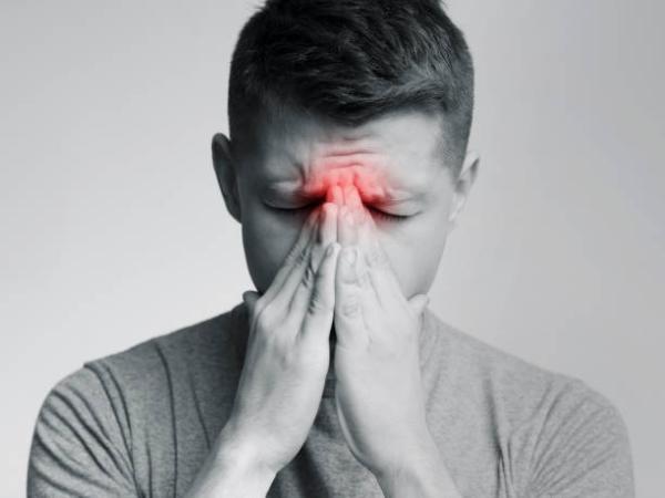 الجيوب الأنفية أبرزهم.. 7 أسباب للكحة الجافة