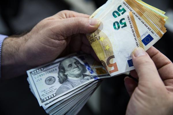 توقعات بصعود اليورو مقابل الدولار في 2023