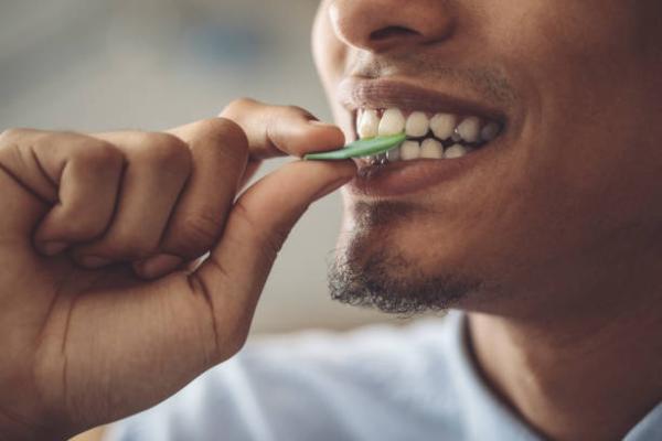 أضرار صحية خطيرة.. الوجه القبيح لمضغ العلكة
