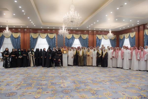 أمير منطقة المدينة المنورة يكرم عددًا من رواد الإعلام المرئي والمقروء والمسموع - حساب الإمارة على تويتر